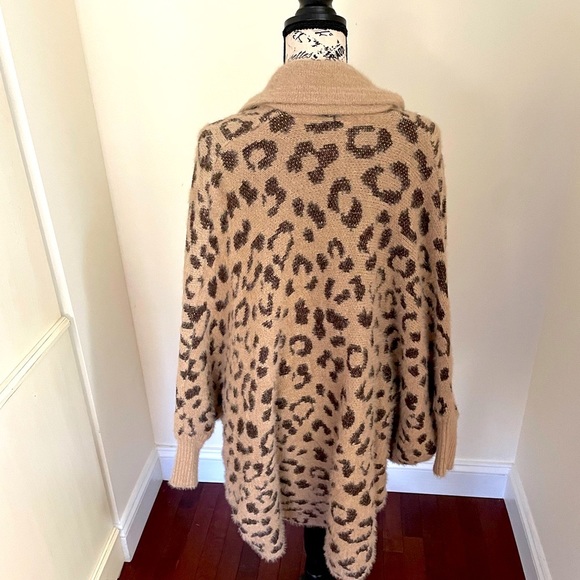 Cozy Oversized Leopard Cardigan Sweater - Picture 3 of 5